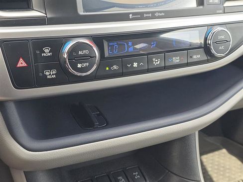 Used 2019 Toyota Highlander XLE image 24