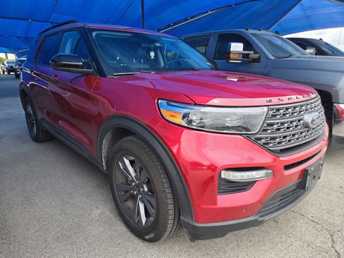 Used 2022 Ford Explorer XLT w/ Equipment Group 202A AWD/4WD image 2