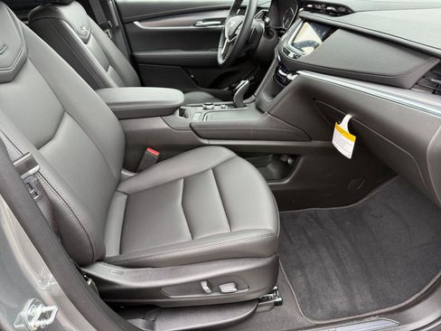 New 2025 Cadillac XT5 Luxury image 15