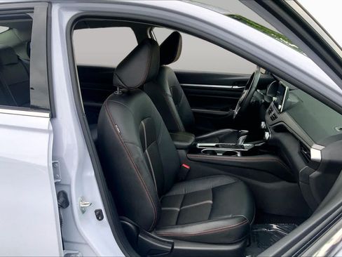 Used 2024 Nissan Altima 2.5 SR FWD image 9