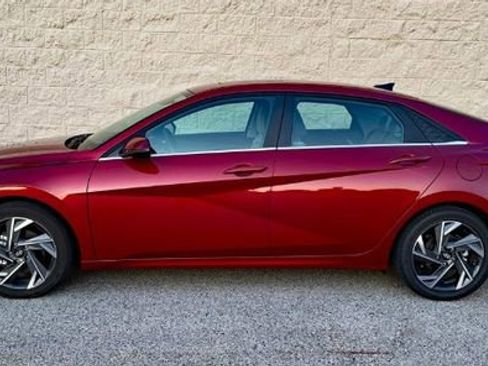 Used 2024 Hyundai Elantra Limited image 2