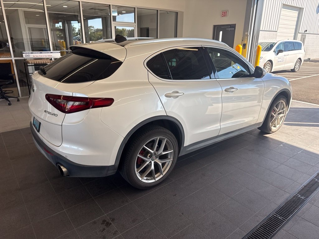 Used 2018 Alfa Romeo Stelvio Ti w/ TI Performance Package AWD/4WD image 3