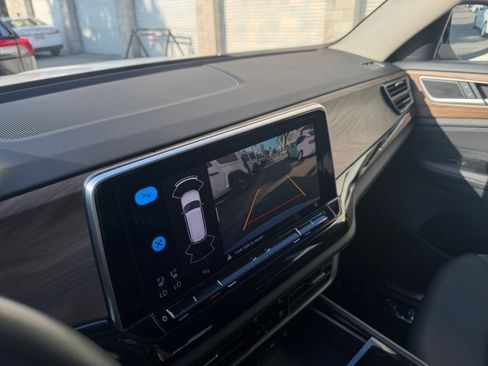 Used 2025 Volkswagen Atlas SE image 17