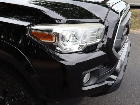 Used 2020 Toyota Tacoma SR5 w/ SR5 Appearance Package (SM) RWD image 11