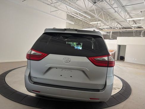 Used 2020 Toyota Sienna XLE w/ XLE Navigation Package FWD image 4