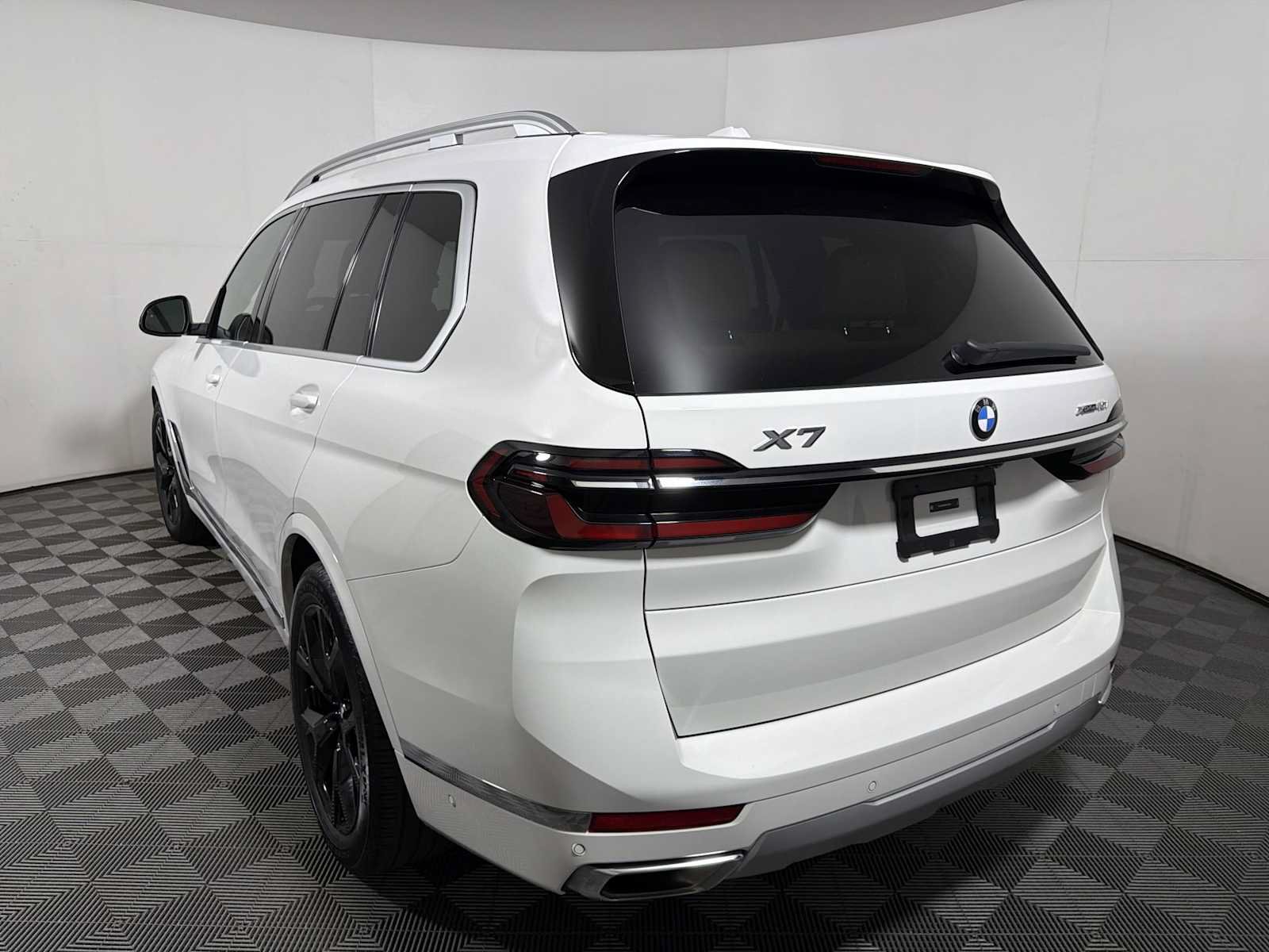 Used 2024 BMW X7 xDrive40i w/ Parking Assistance Package AWD/4WD image 5