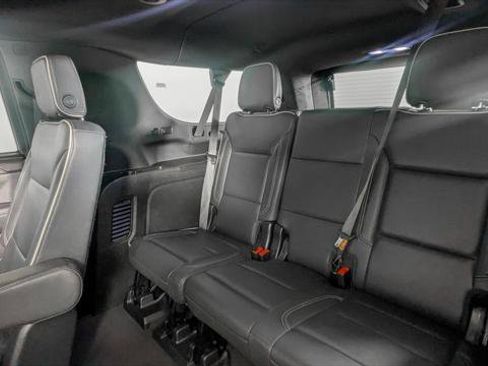 Used 2023 Chevrolet Suburban Premier image 18