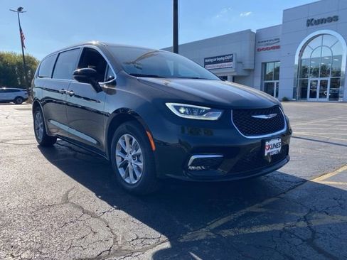 New 2026 Chrysler Pacifica Select image 2