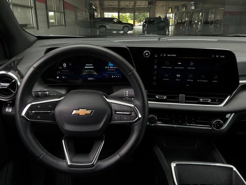 Used 2025 Chevrolet Equinox LT FWD image 12