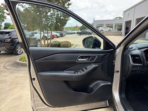 Used 2025 Nissan Rogue Platinum AWD/4WD image 9