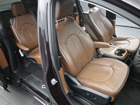 Used 2018 Chrysler Pacifica Limited image 19