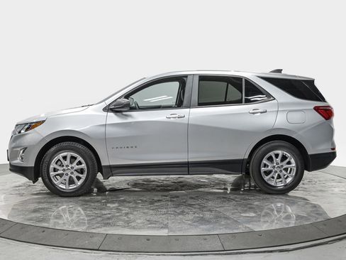 Used 2021 Chevrolet Equinox LS w/ LS Convenience Package AWD/4WD image 2