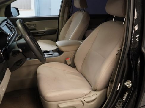 Used 2019 Kia Sedona L image 3