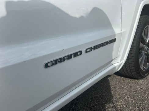 Used 2018 Jeep Grand Cherokee Overland AWD/4WD image 29