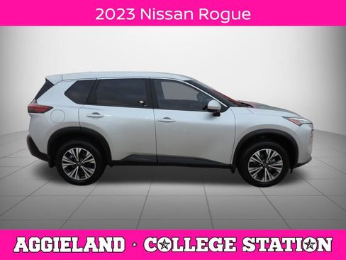 Used 2023 Nissan Rogue SV image 2