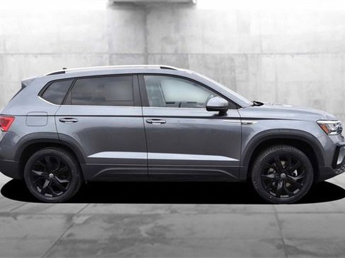 Certified 2022 Volkswagen Taos SE w/ Panoramic Sunroof Package image 5