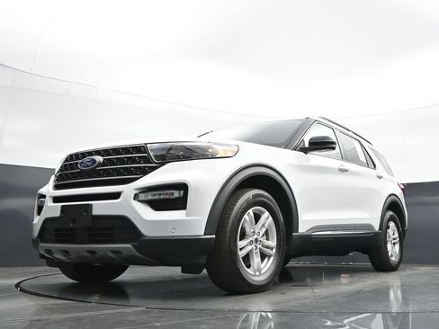Used 2023 Ford Explorer XLT w/ Equipment Group 202A AWD/4WD image 37