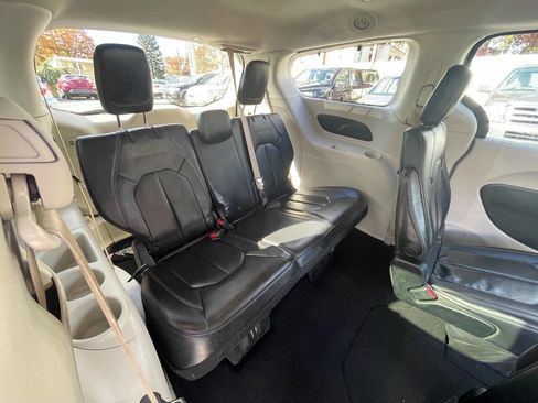 Used 2018 Chrysler Pacifica Touring-L image 30