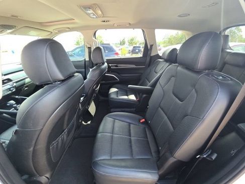 Used 2022 Kia Telluride EX w/ EX Premium Package FWD image 9