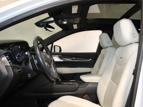 Certified 2024 Cadillac XT5 Sportv w/ Technology Package AWD/4WD image 9