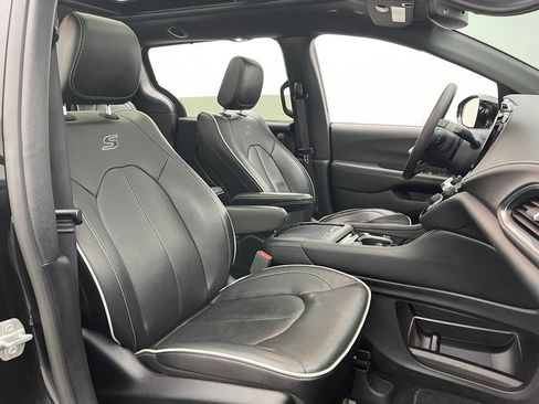 Used 2025 Chrysler Pacifica Limited FWD image 36
