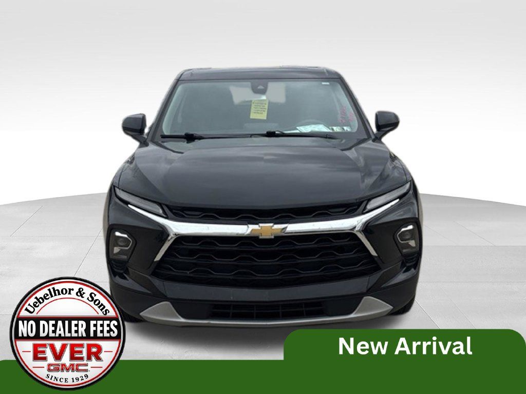 Used 2025 Chevrolet Blazer LT FWD image 2
