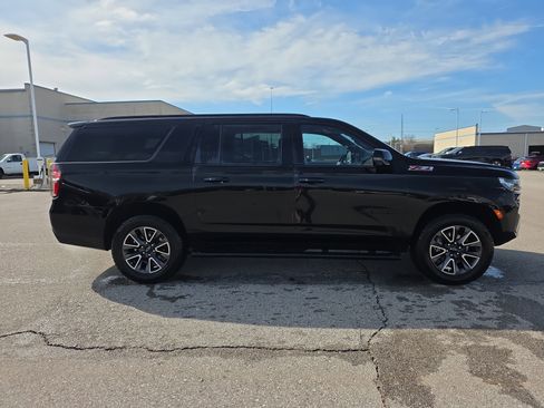 Used 2022 Chevrolet Suburban Z71 w/ Luxury Package image 2