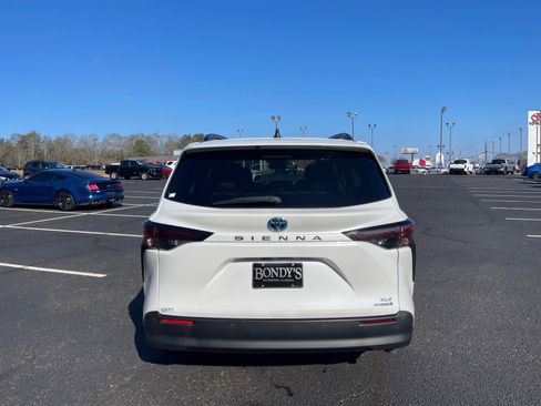 Used 2023 Toyota Sienna XLE image 15