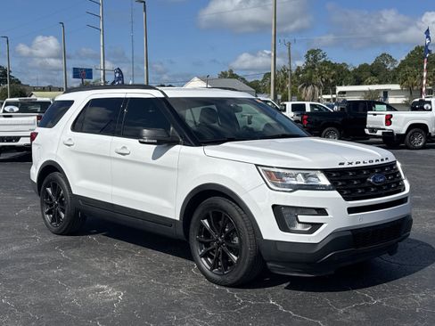 Used 2017 Ford Explorer XLT w/ Equipment Group 202A FWD image 2