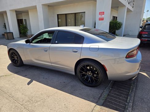 Used 2016 Dodge Charger SXT image 3