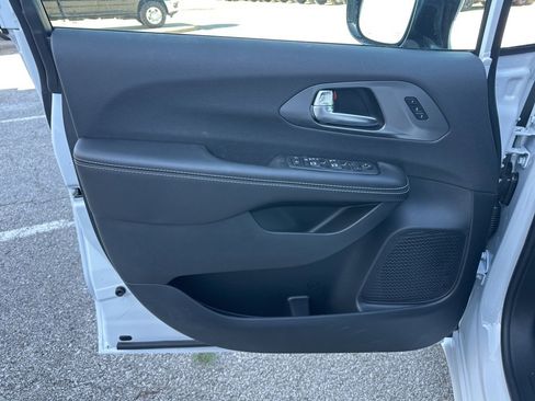 New 2026 Chrysler Pacifica Select image 61