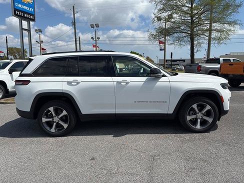 Used 2023 Jeep Grand Cherokee Limited w/ Luxury Tech Group II image 8