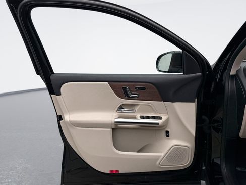 Used 2023 Mercedes-Benz GLA 250 4MATIC image 9