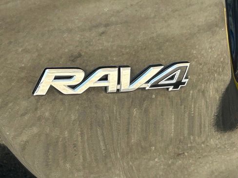 Used 2018 Toyota RAV4 LE FWD image 22
