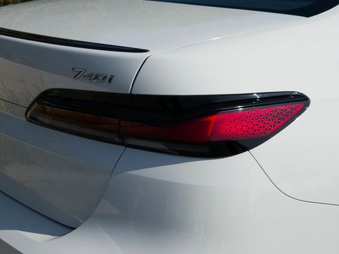 Used 2023 BMW 740i image 7