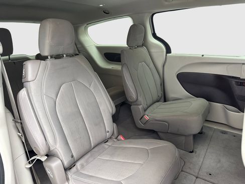 Used 2021 Chrysler Pacifica Touring FWD image 45