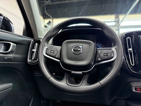 Used 2024 Volvo XC40 B5 Plus image 14