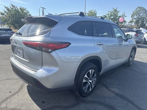 Used 2022 Toyota Highlander XLE AWD/4WD image 5