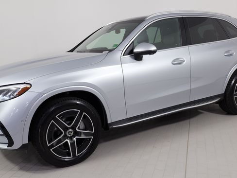 Used 2025 Mercedes-Benz GLC 350e 4MATIC image 3