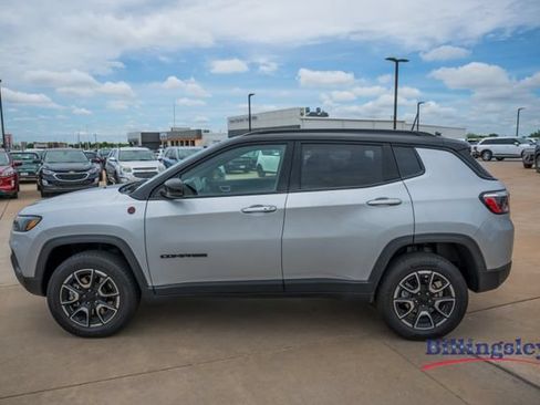 Used 2024 Jeep Compass Trailhawk AWD/4WD image 2