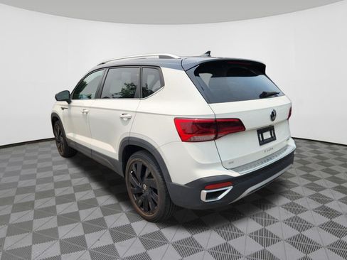 Used 2024 Volkswagen Taos SE w/ Panoramic Sunroof Package AWD/4WD image 3