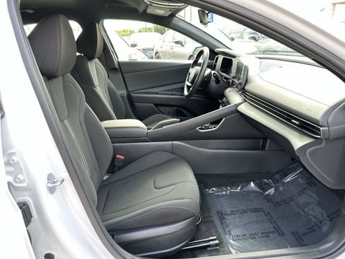 Used 2025 Hyundai Elantra Sport image 14