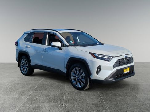 Used 2022 Toyota RAV4 XLE Premium image 7