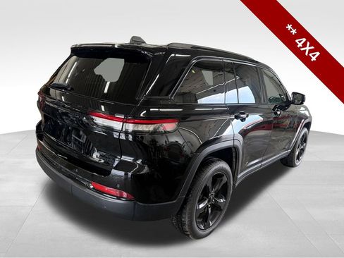 Used 2023 Jeep Grand Cherokee Limited w/ Black Appearance Package AWD/4WD image 7
