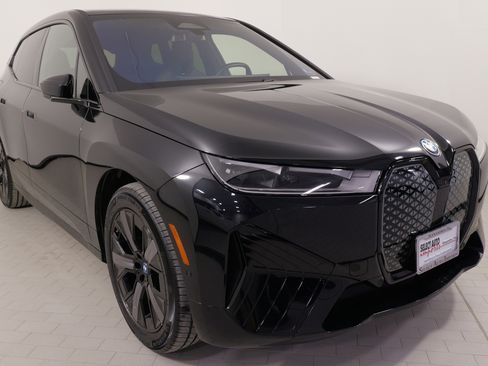 Used 2025 BMW iX xDrive50 w/ Premium Package image 6