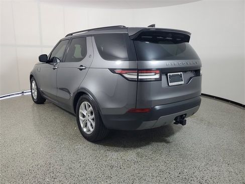 Used 2017 Land Rover Discovery SE image 3