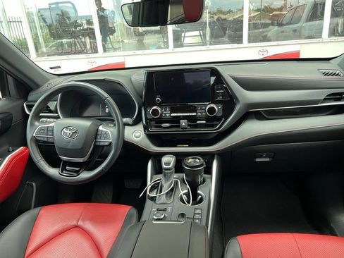 Used 2025 Toyota Highlander LE AWD/4WD image 13