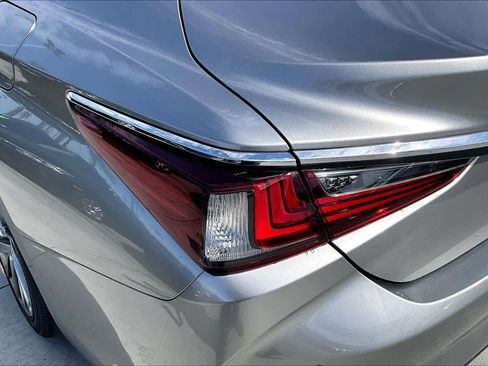Used 2019 Lexus ES 350 Ultra Luxury w/ Accessory Package image 28