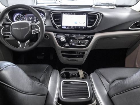 Used 2022 Chrysler Pacifica Touring-L FWD image 22