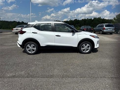 New 2025 Nissan Kicks Play S image 5